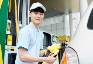 ガソリンスタンドのスタッフ